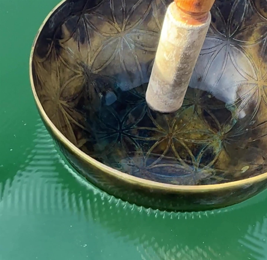 Cuenco tibetano en contacto con el agua durante la elaboración