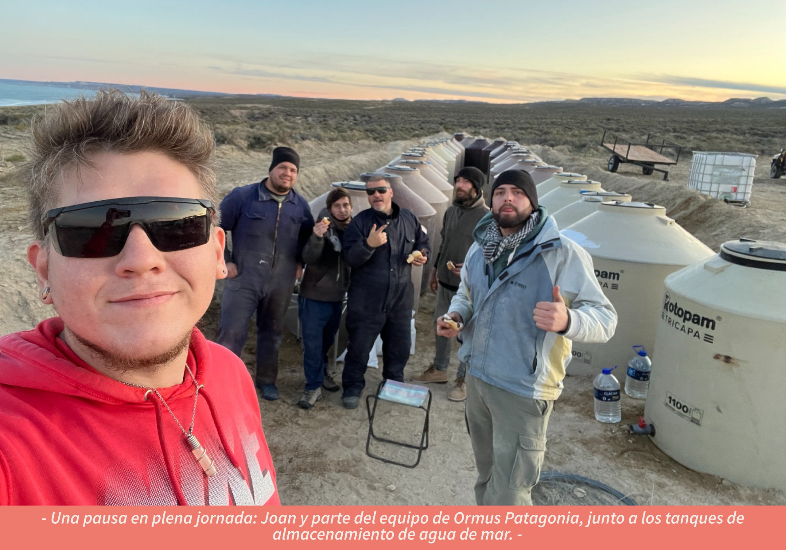 Equipo de Ormus Patagonia junto a los tanques de agua