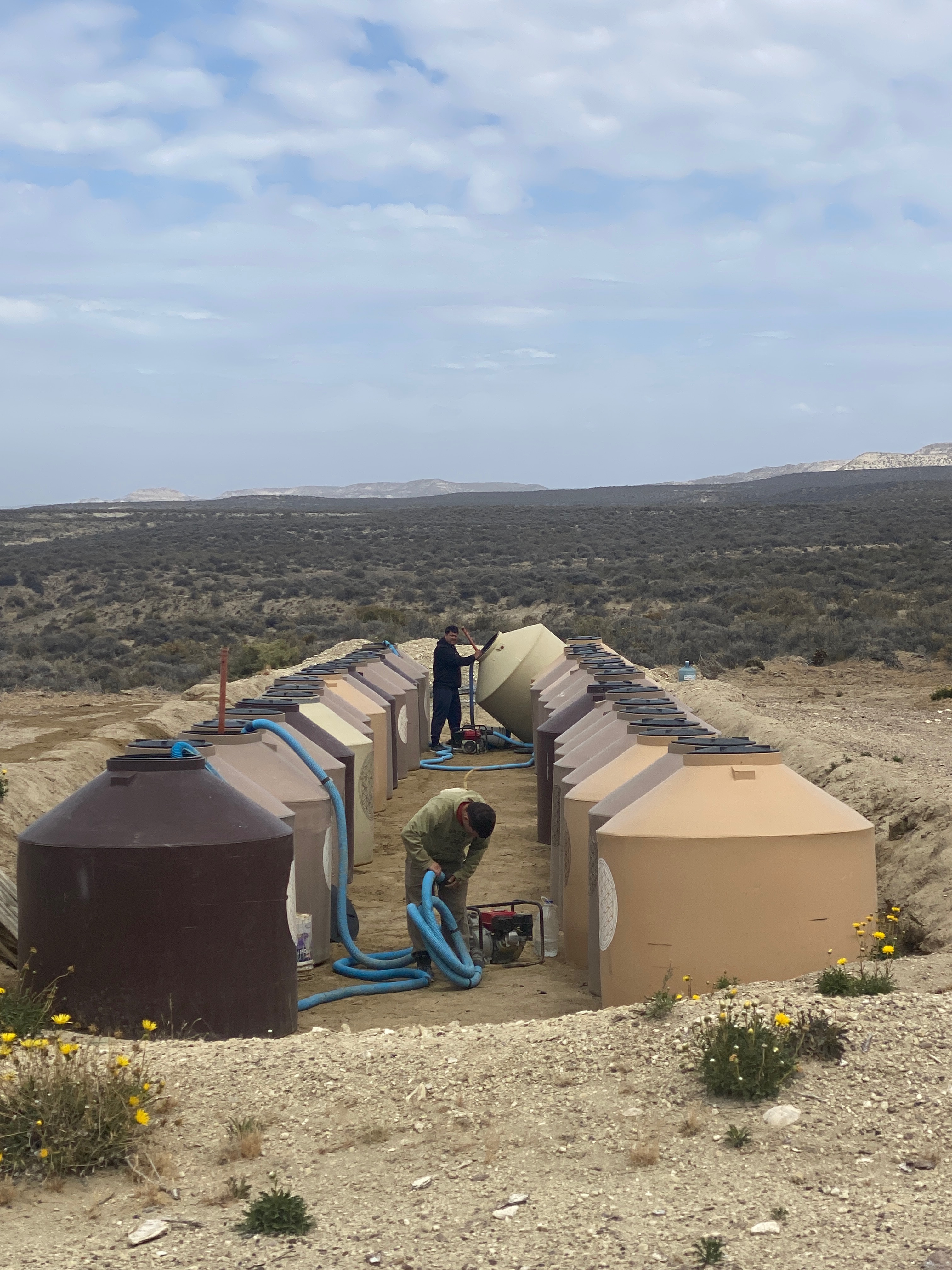 Tanques de preparación de agua marina en la Patagonia